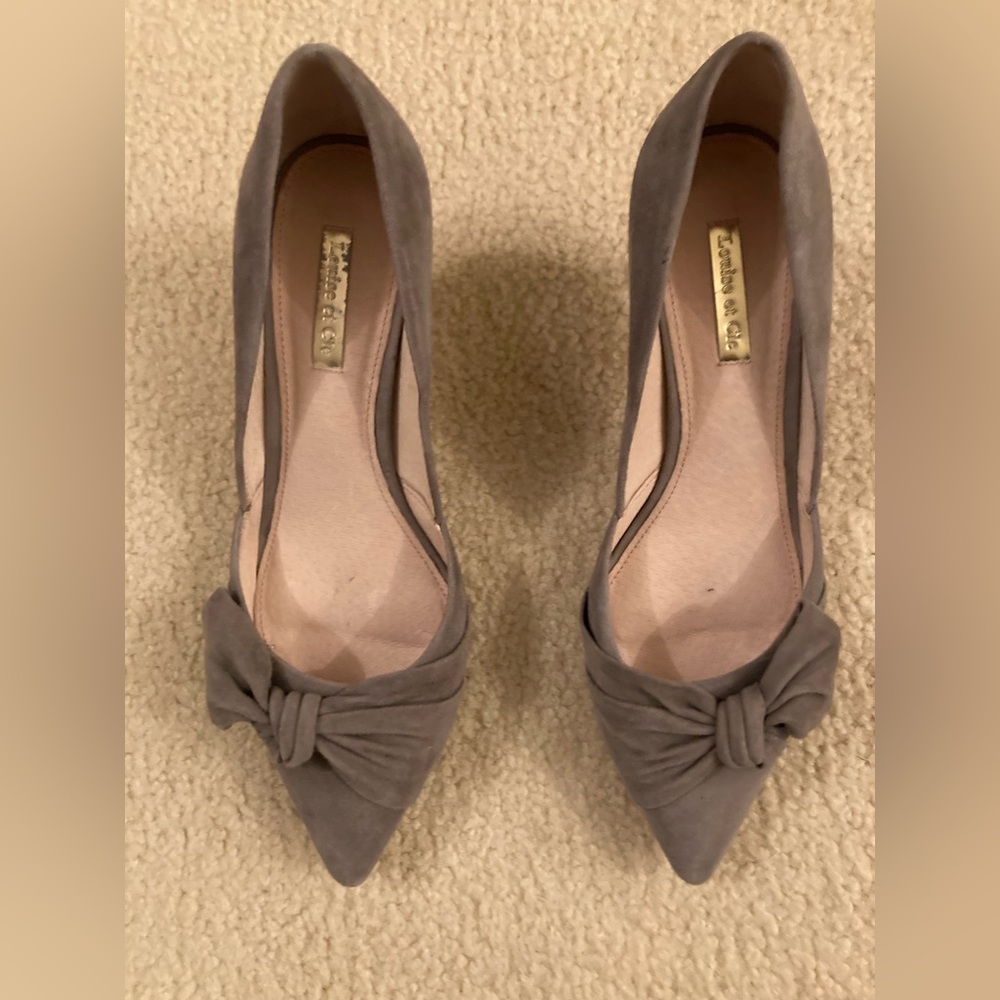 Louise et Cie grey dove kid suede 2 1/2” heels. Bow on top.